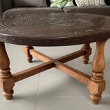 Coffee table and 2 stools in wood and embossed leather