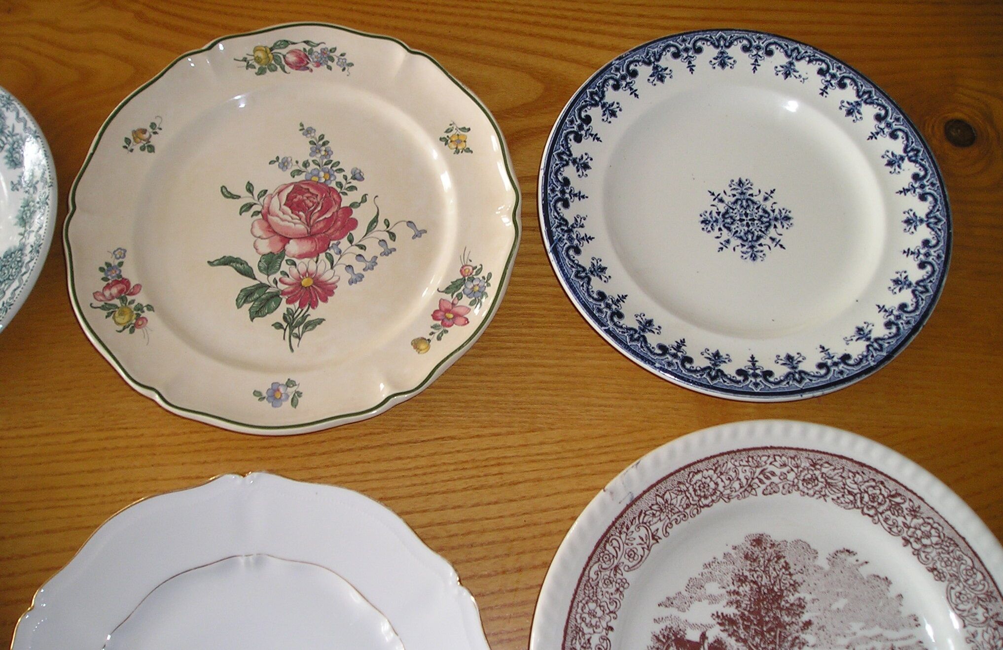 Set of 12 different flat plates
