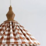 Suspension plissée "Olga" tissu à carreaux terra et finition bois tourné