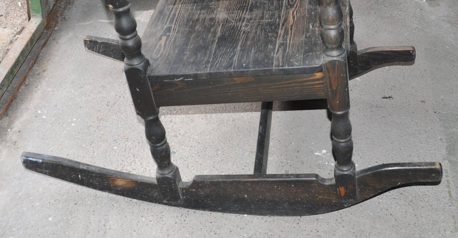 Rocking-chair vintage en bois massif marron, années 1950, dossier plat et pieds tournés