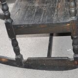 Rocking-chair vintage en bois massif marron, années 1950, dossier plat et pieds tournés