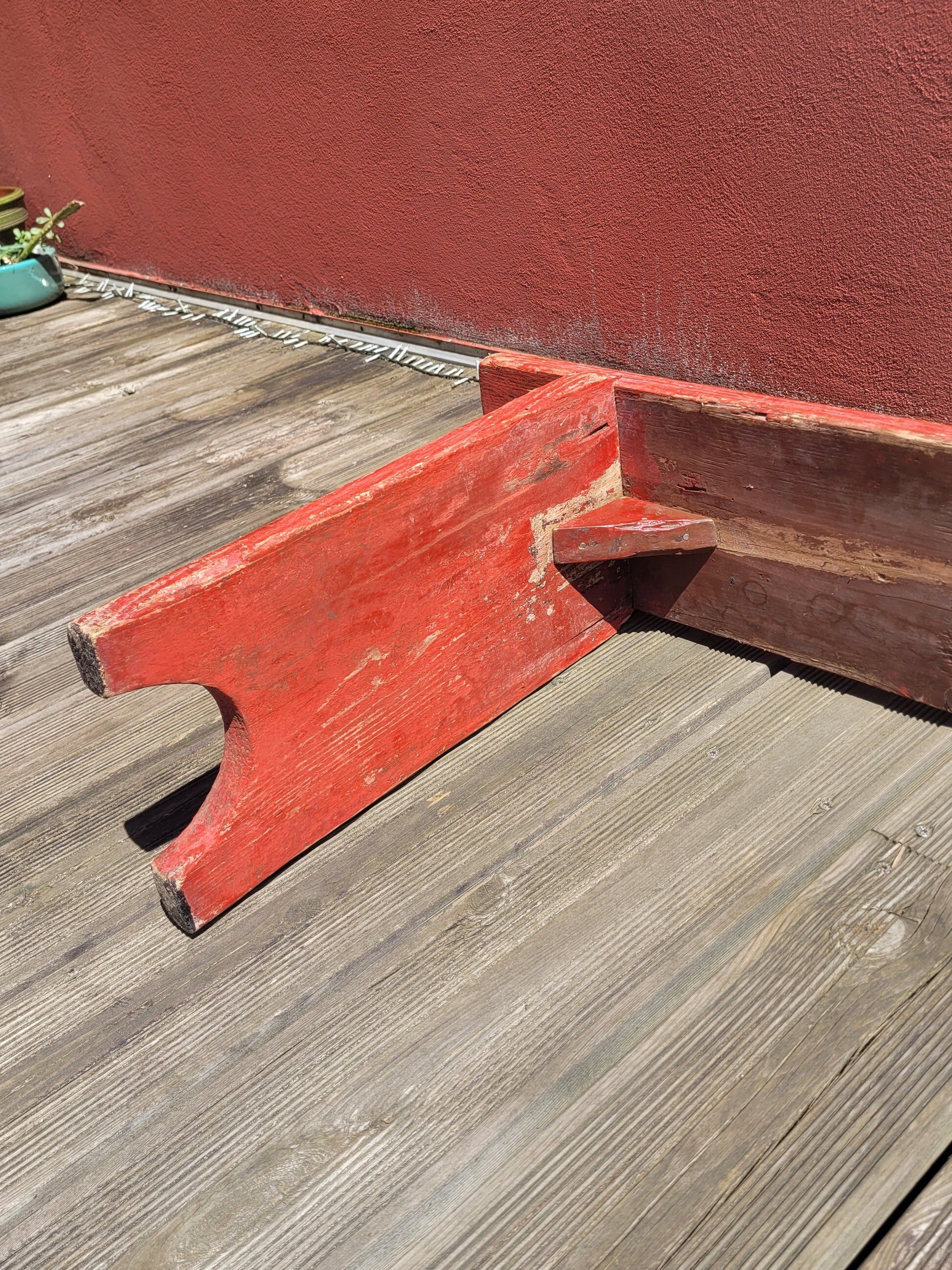 Banc ancien en bois peint en rouge