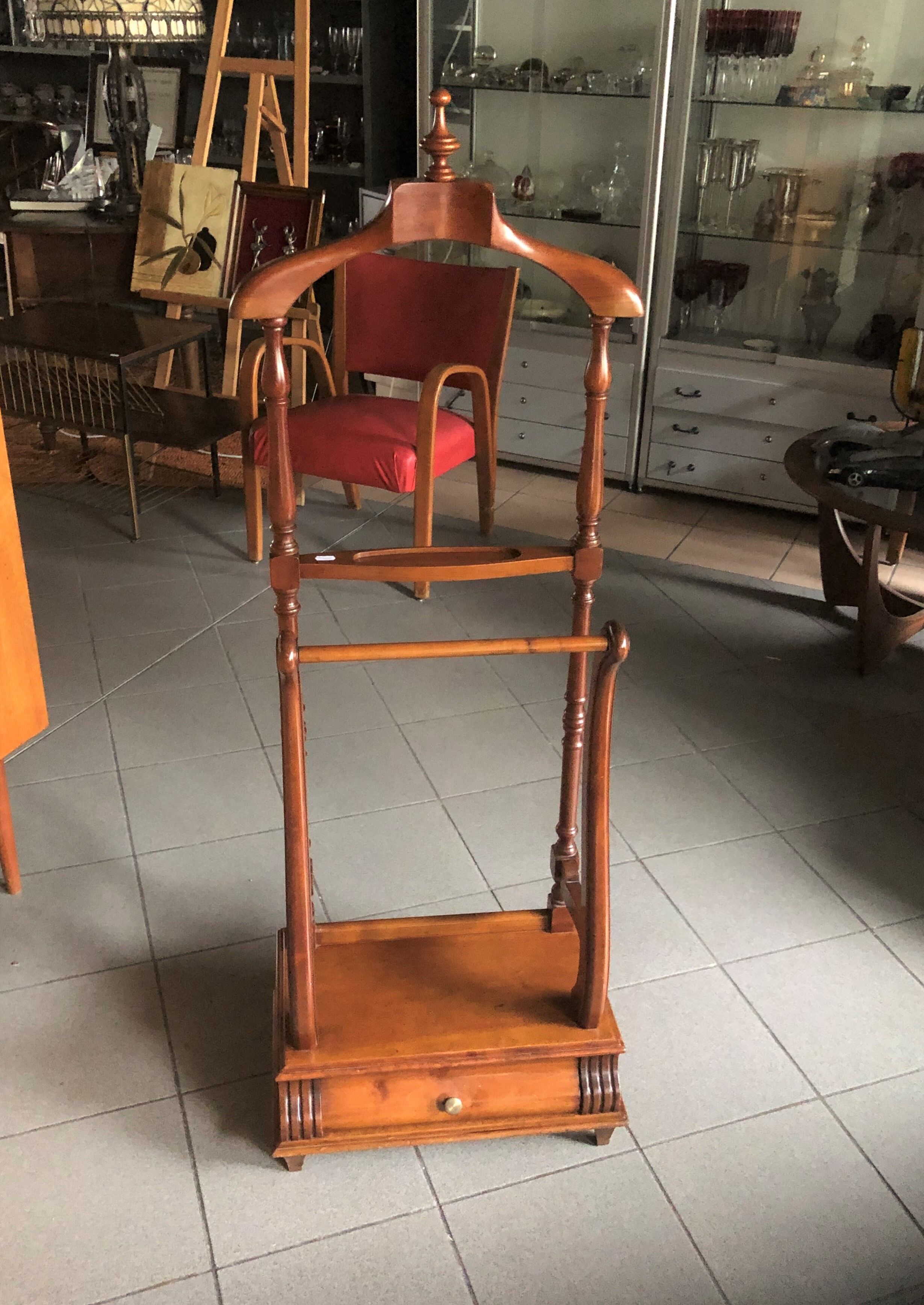 Servant Oak Room Valet