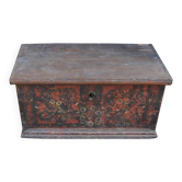 Coffre ancien en bois peint multicolore à décor floral — pin massif