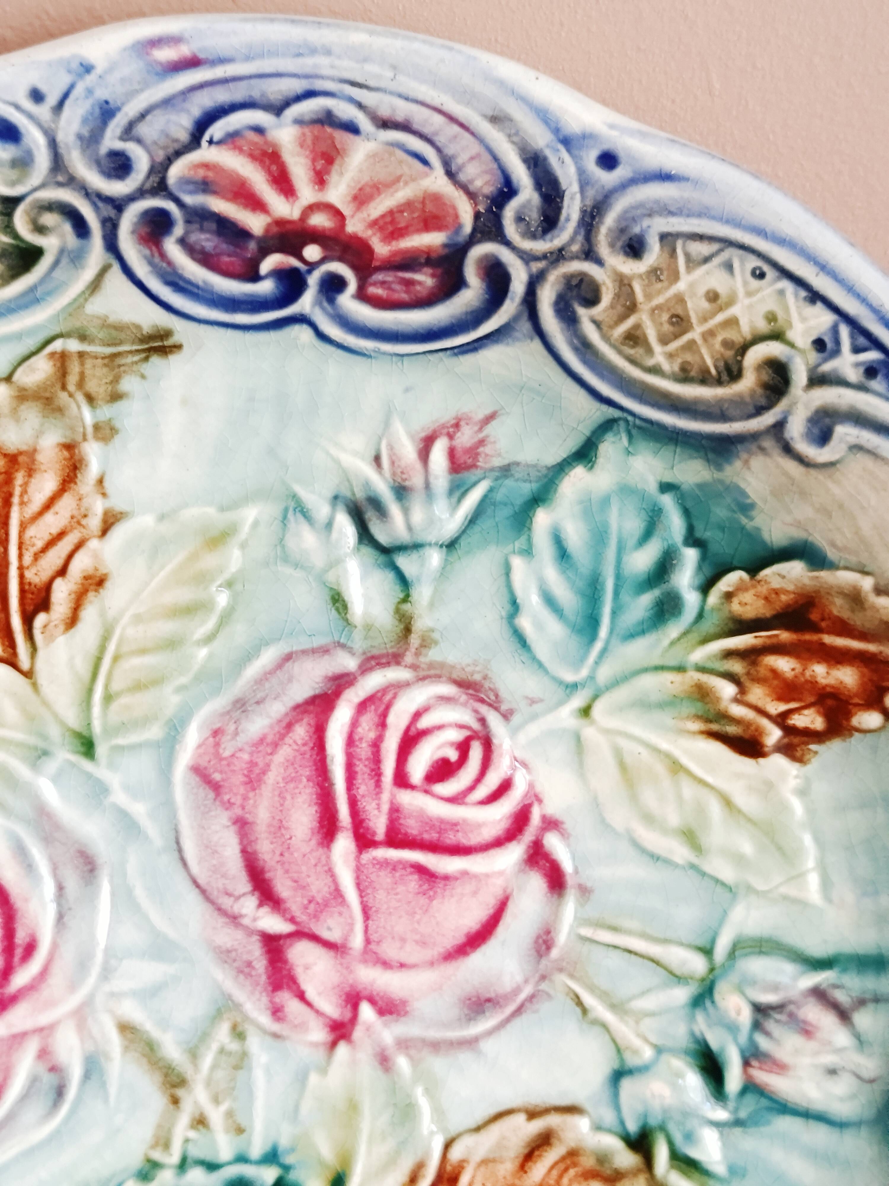 Assiette en barbotine, majolique Wasmuel décor roses