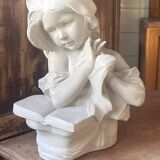 Grande sculpture en terre cuite – Fillette à la lecture – Patine grise – Époque XXe