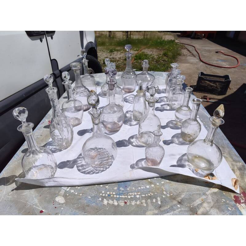 Lot de 20 carafes en verre et cristal