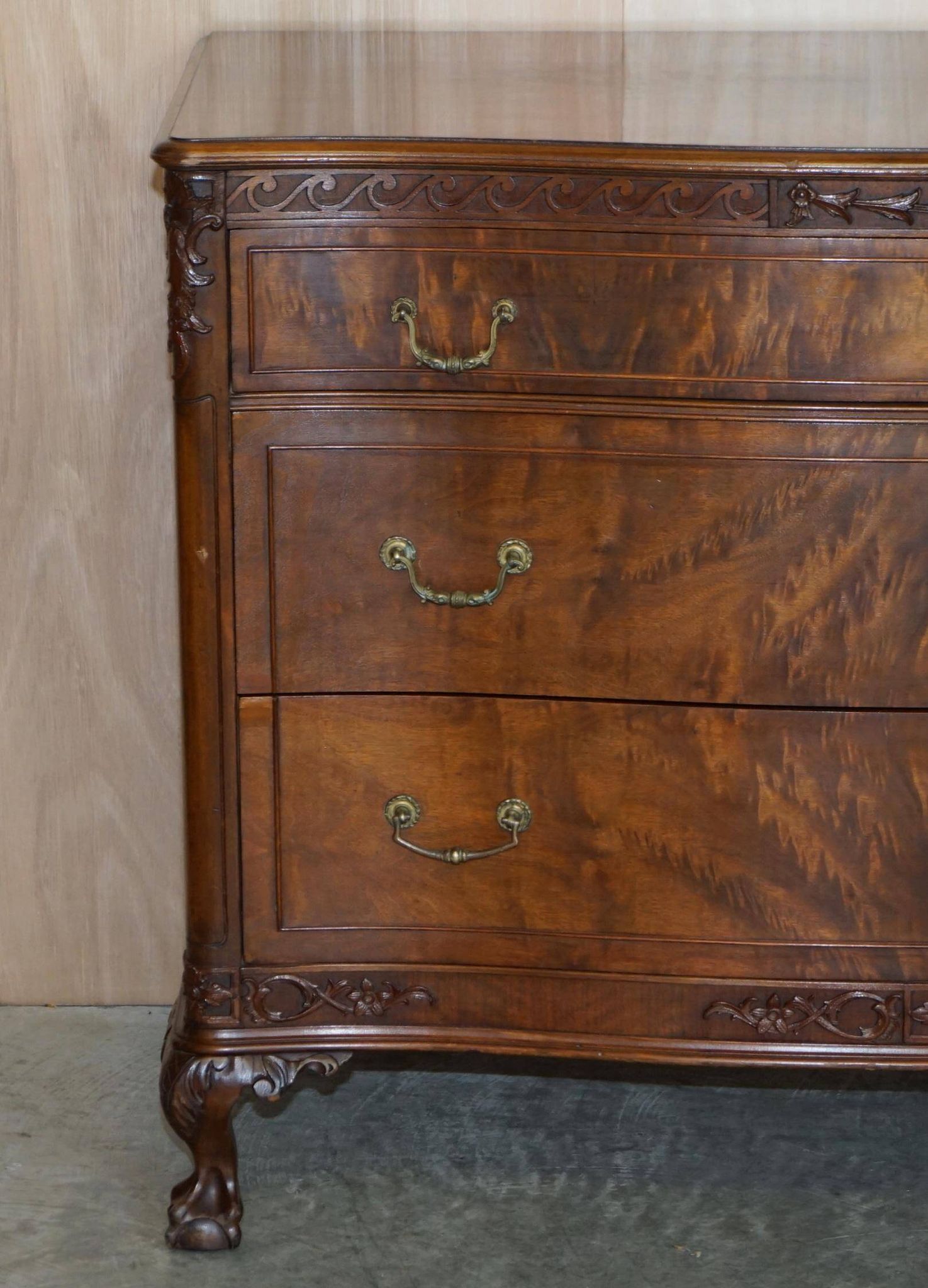 Commode Victorienne Tardive en Bois Dur Pieds Griffe et Boule