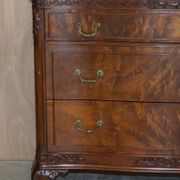Commode Victorienne Tardive en Bois Dur Pieds Griffe et Boule