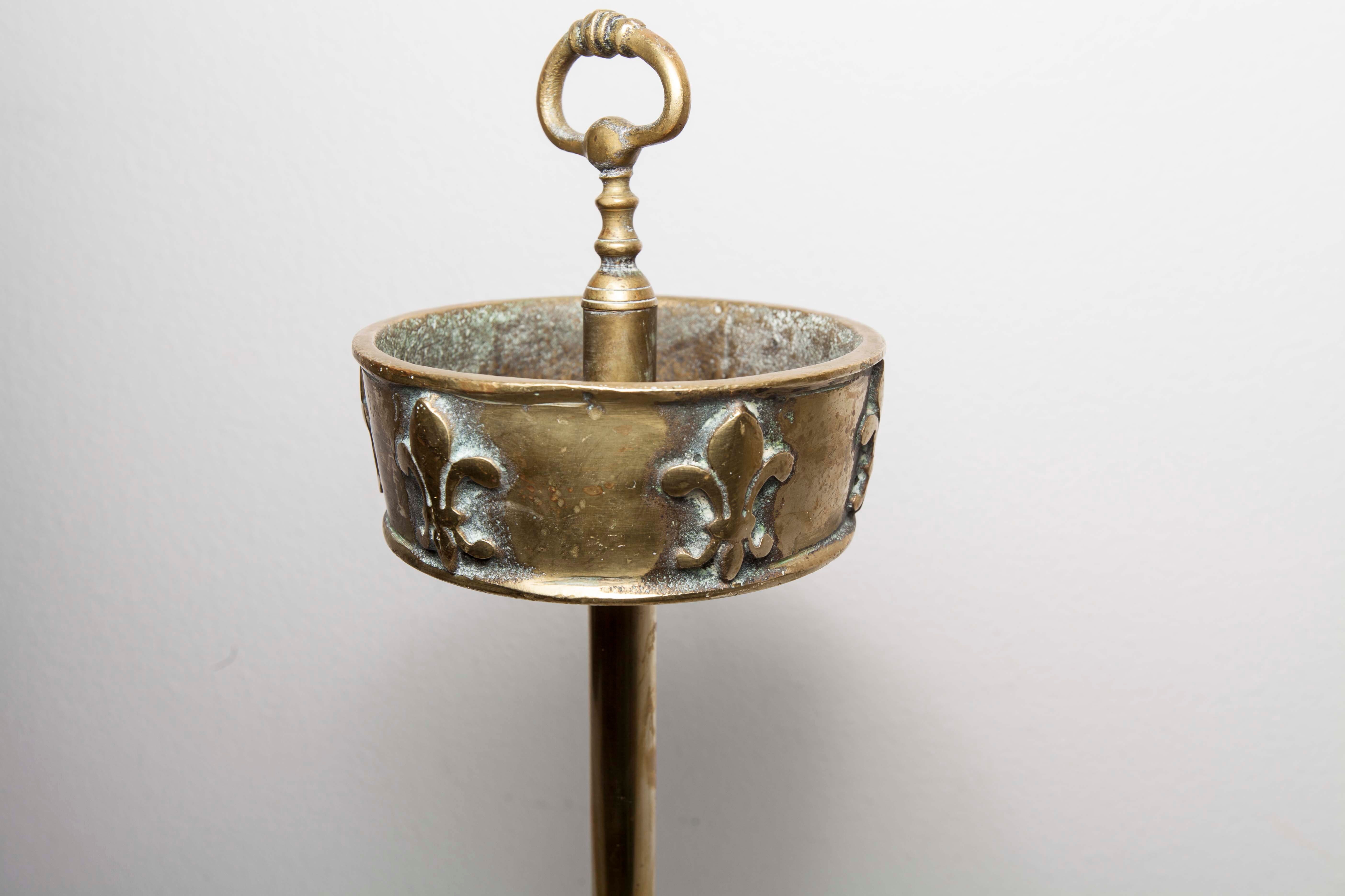 Ashtray on foot in bronze