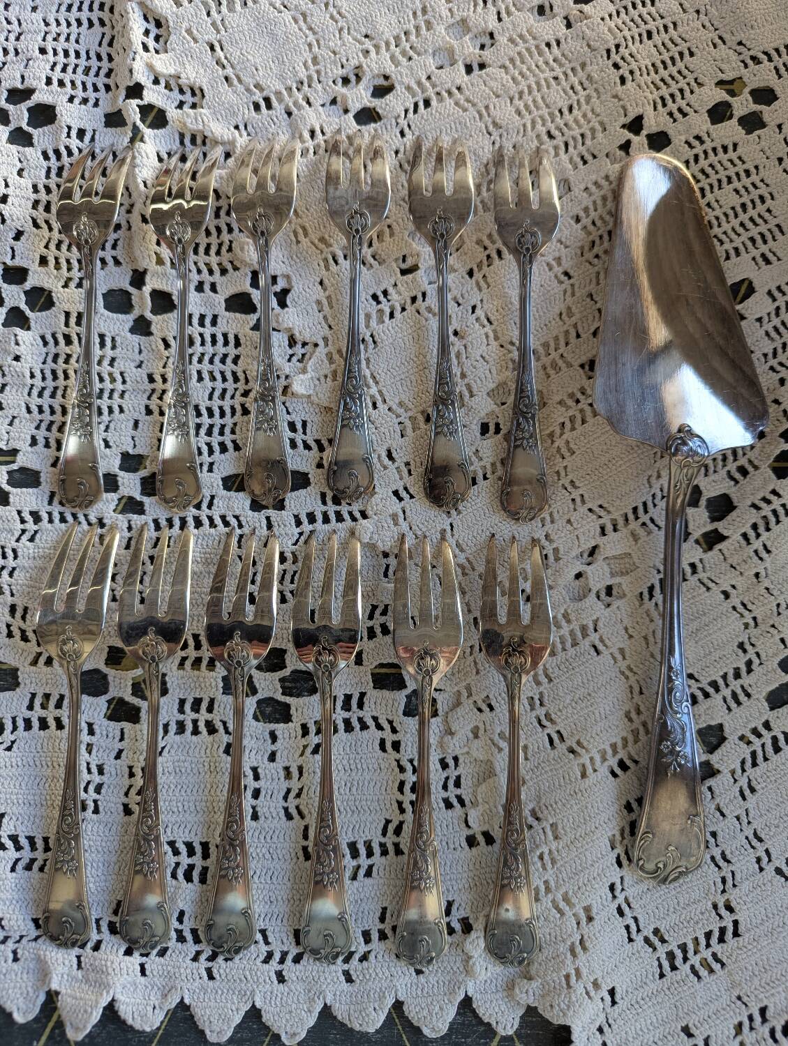 Série de 12 fourchettes à dessert et pelle à tarte