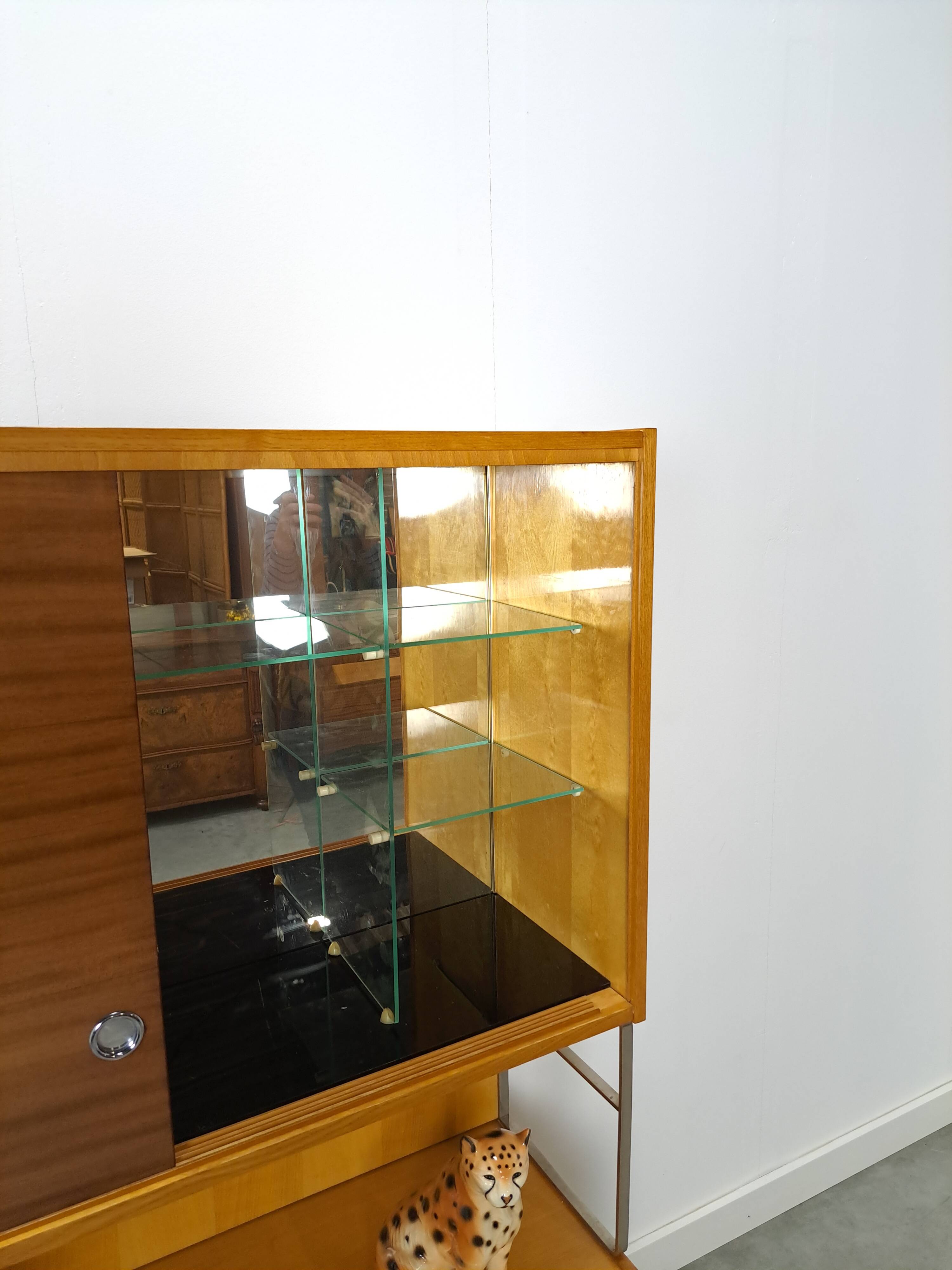 Jitona design vitrinekast met 2 kleuren fineer en schuifdeuren