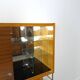 Jitona design vitrinekast met 2 kleuren fineer en schuifdeuren