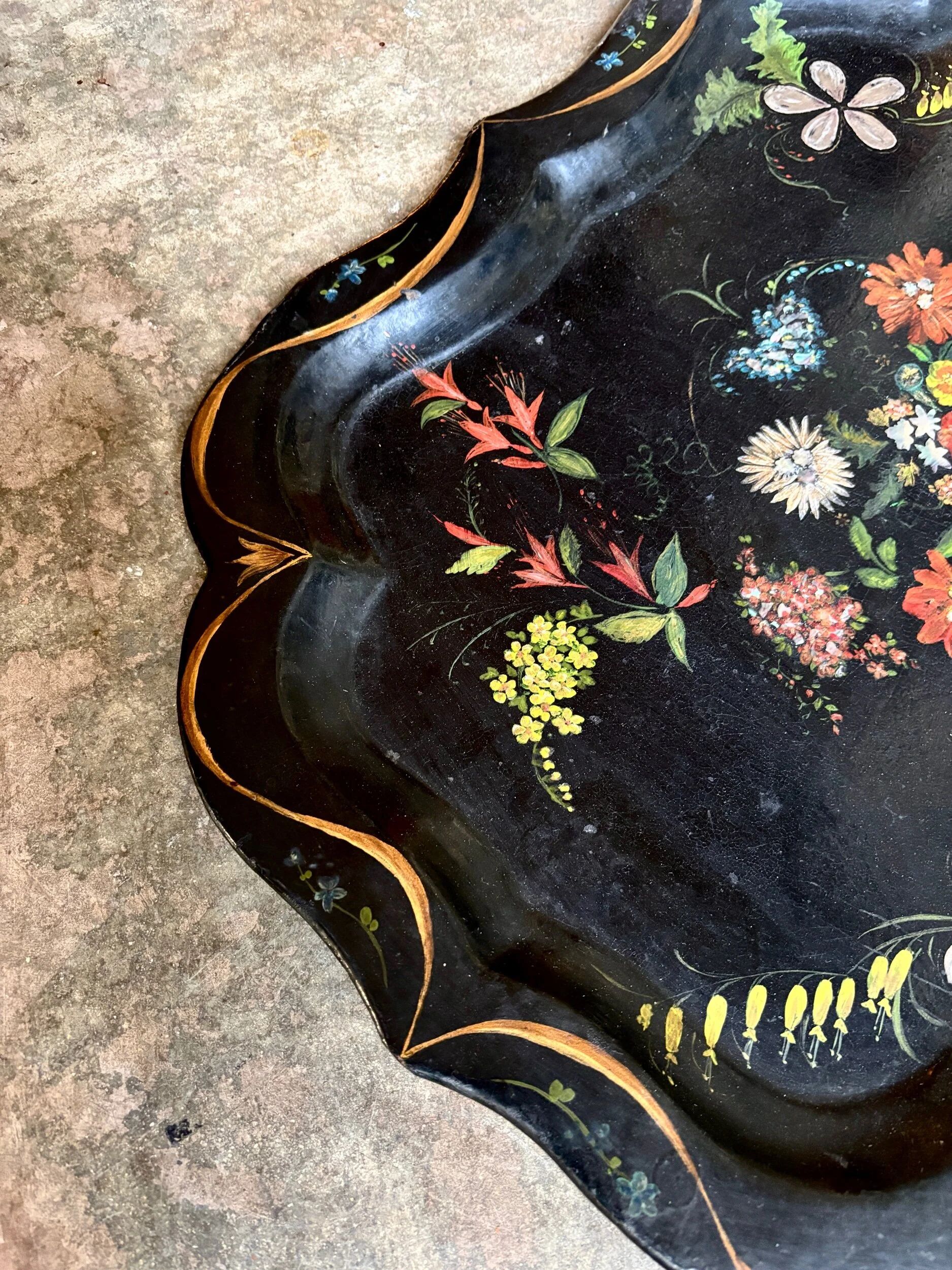 Mâché paper plateau painted and inlaid with mother-of-pearl, Napoléon III period.