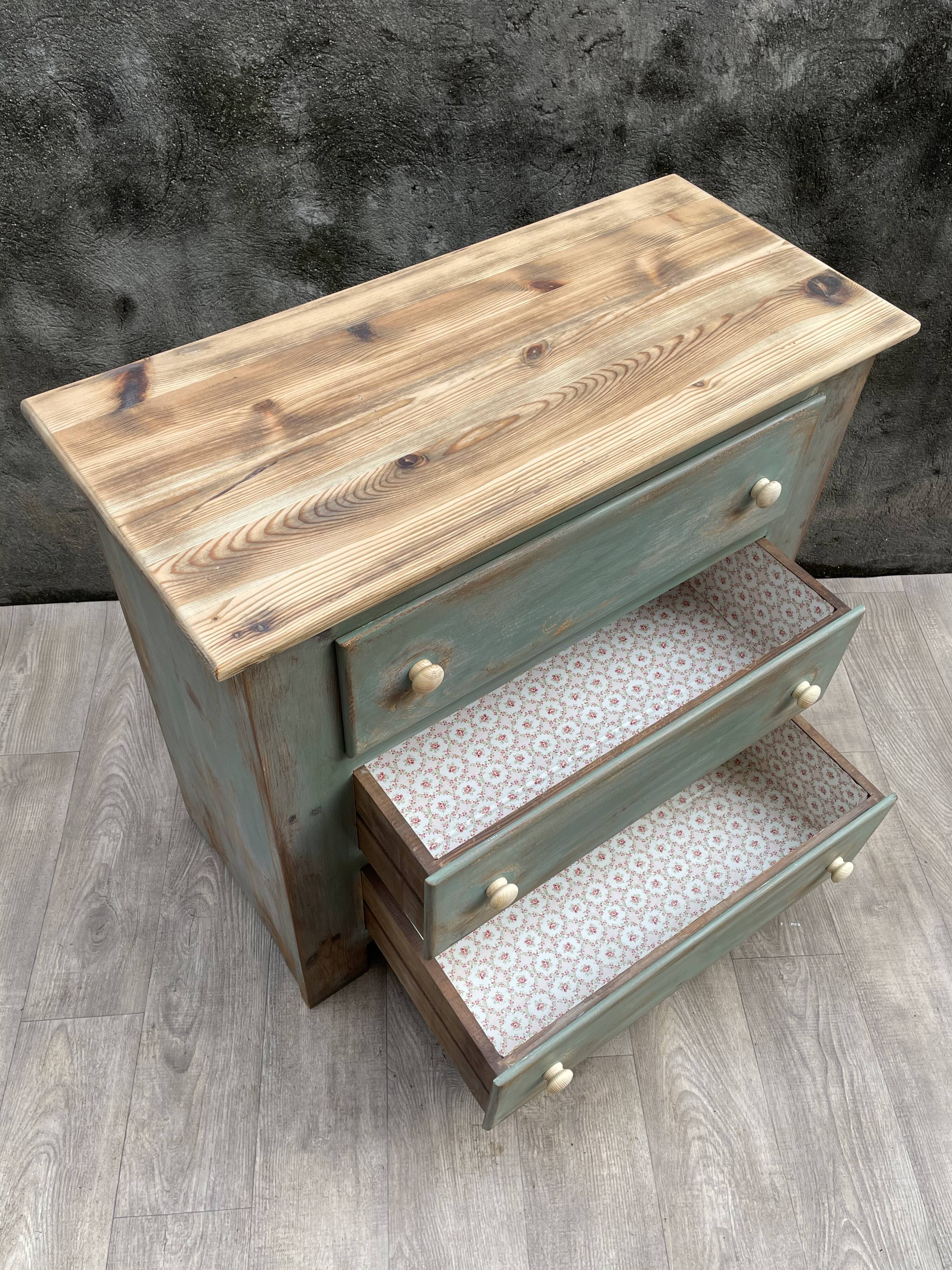 Commode en bois patinée