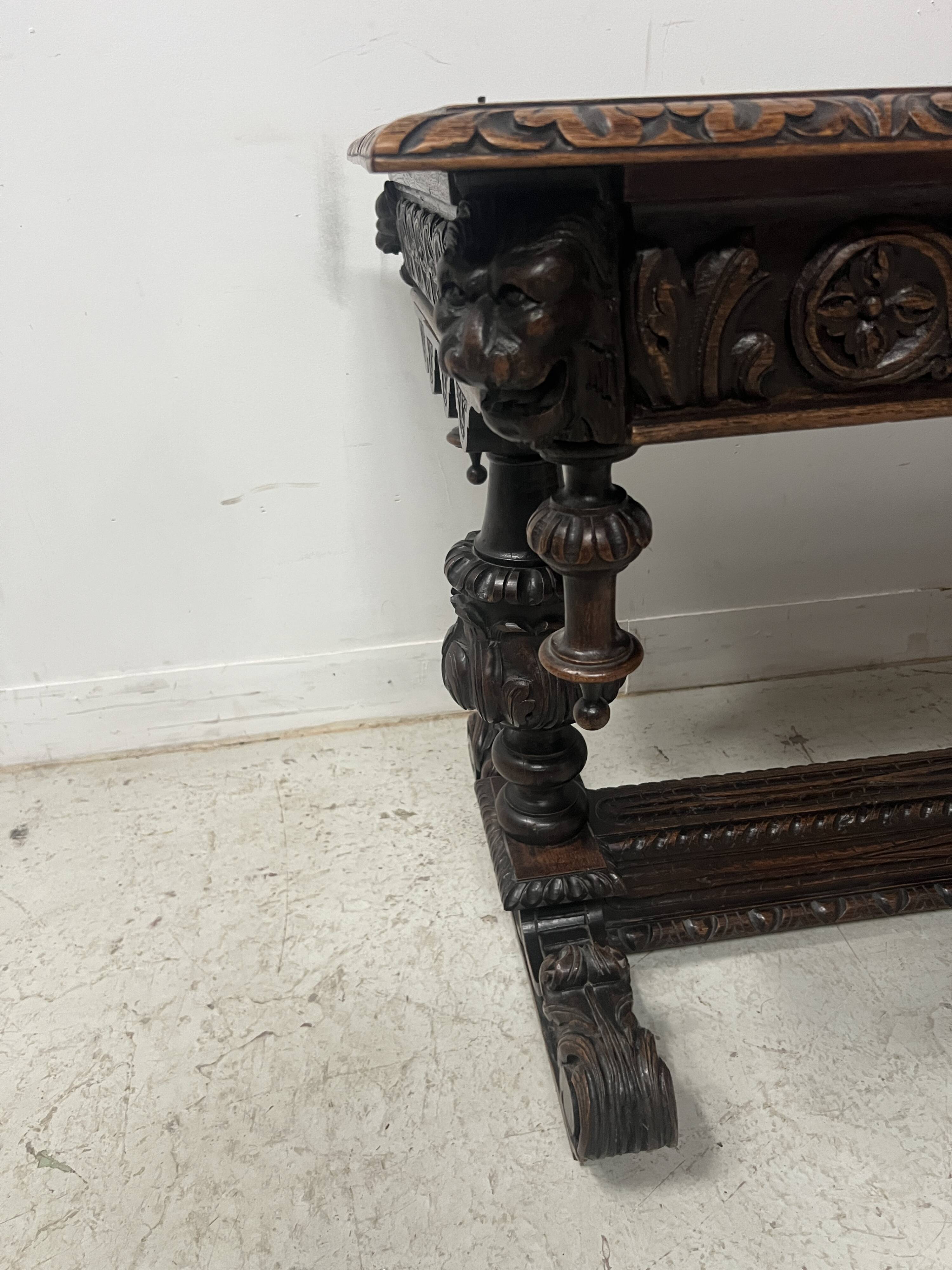 Bureau renaissance en chene sculpté XIX siècle