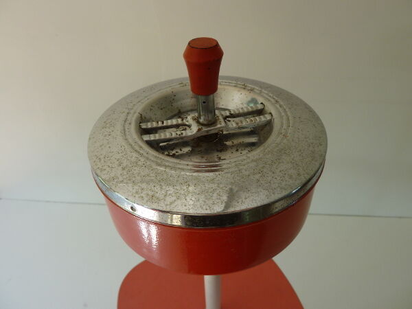 Ashtray on foot 50 metal and pink formica board, silver field