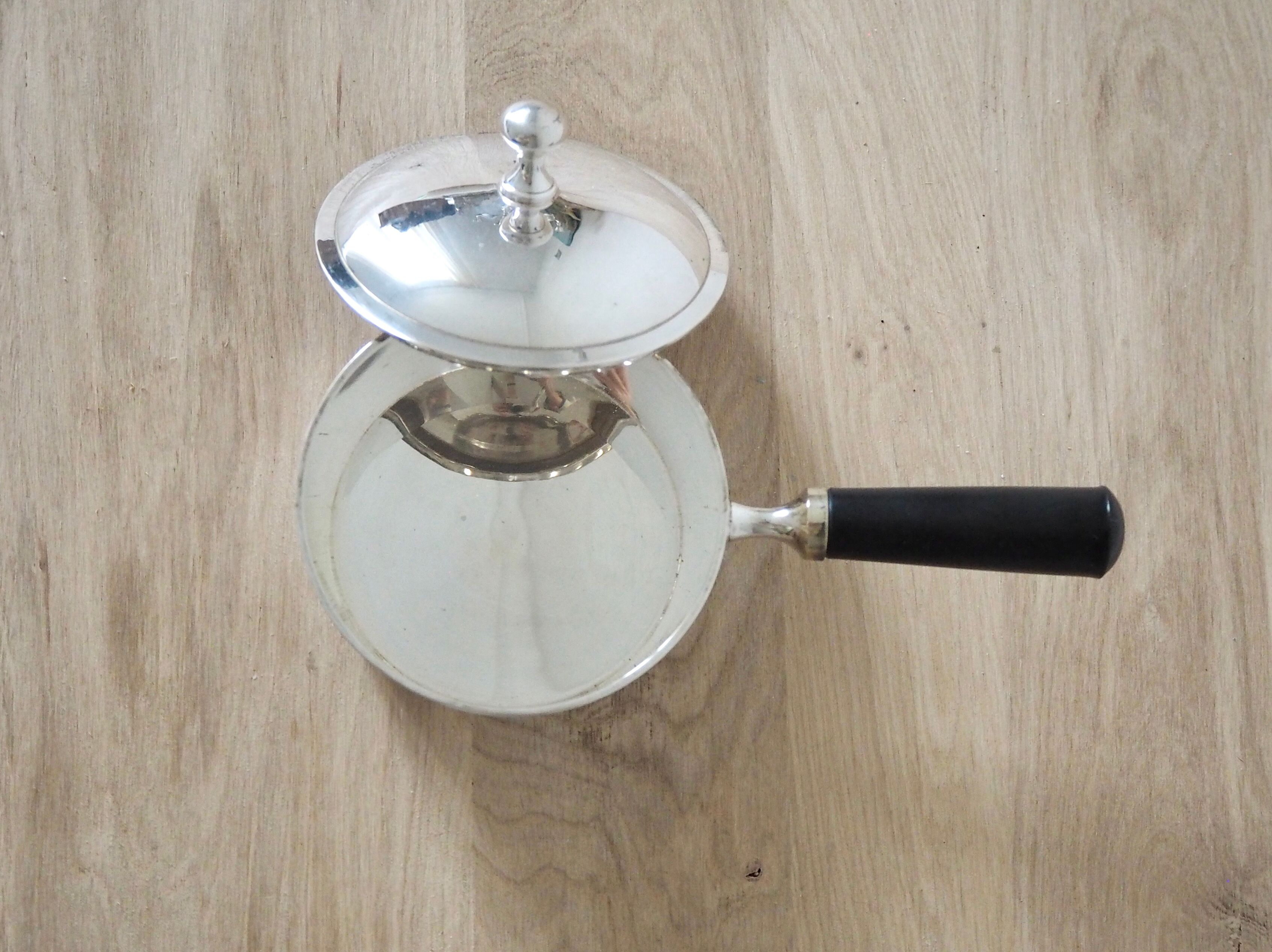 Pot à sauce en argent avec manche