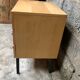 Commode vintage bois clair pieds métal 1950 1960