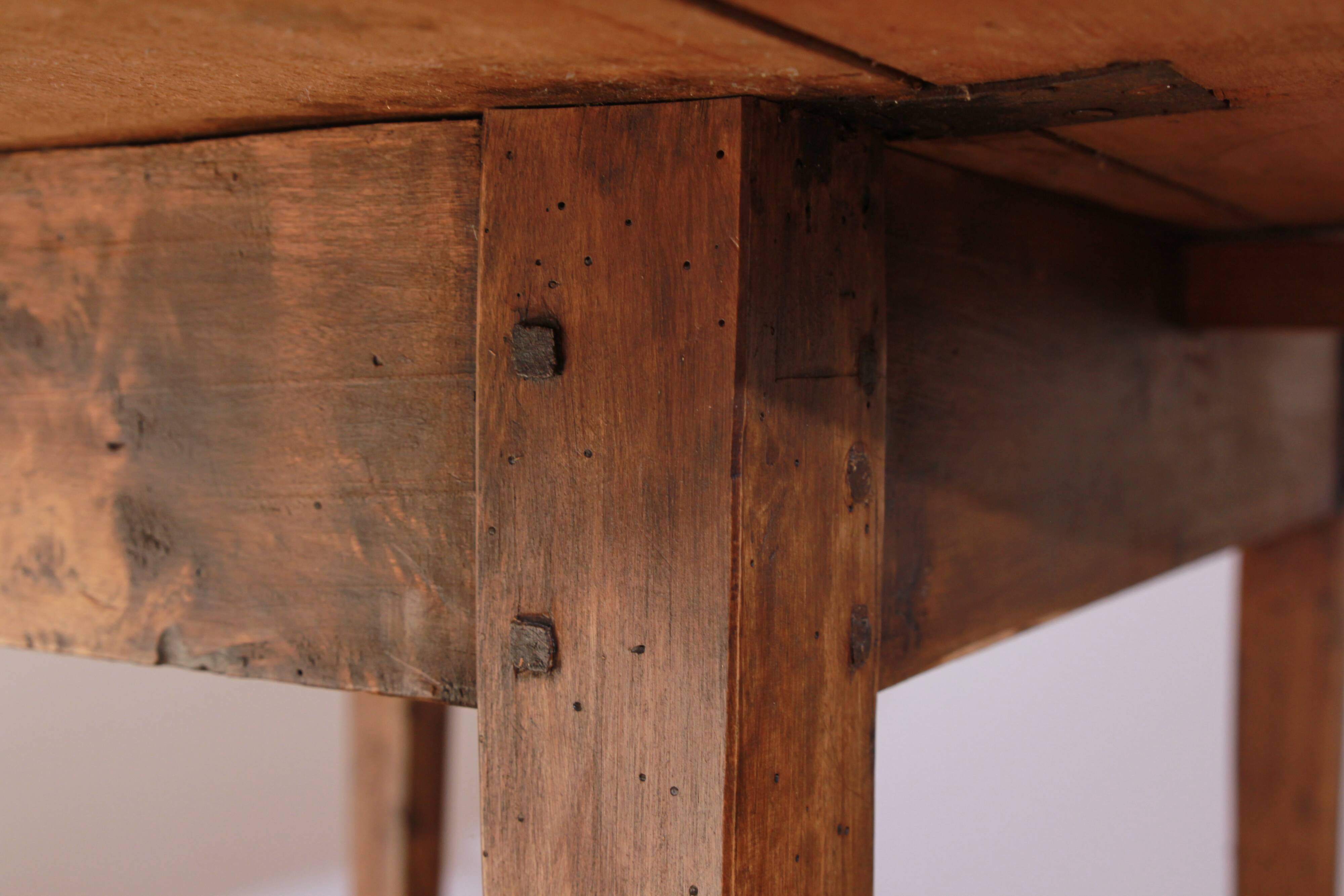 Round table in raw wood