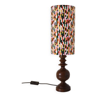Table lamp, dark brown turned wooden base and printed lampshade