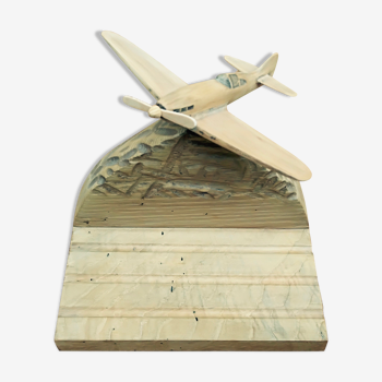 Avion en bois sculpté sur son socle, porte stylo