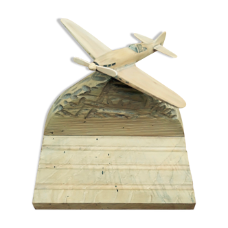 Avion en bois sculpté sur son socle, porte stylo