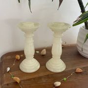 Paire de bougeoirs en albâtre