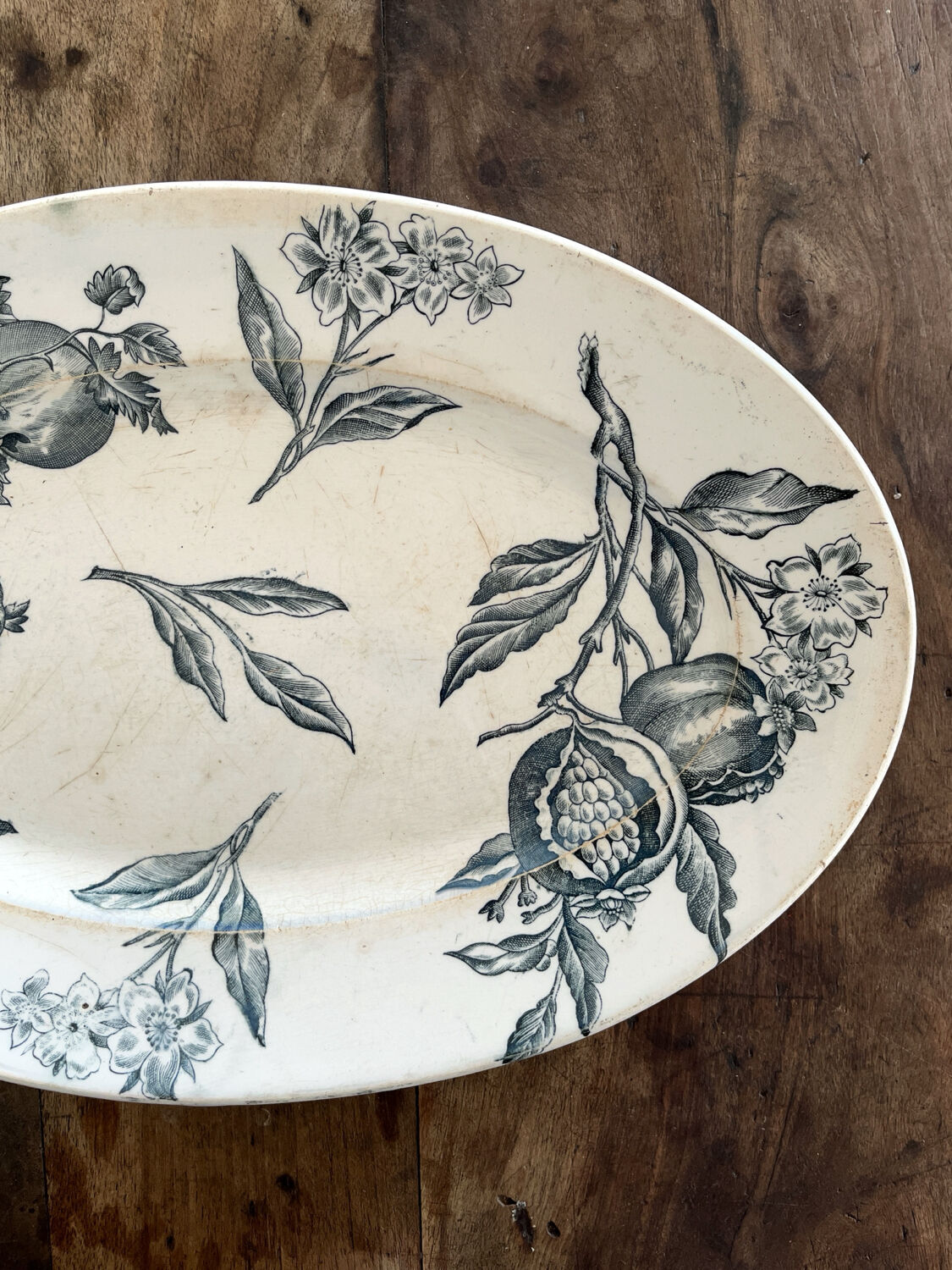 Plat ovale décor fruits en terre de fer de Grigny