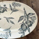 Plat ovale décor fruits en terre de fer de Grigny
