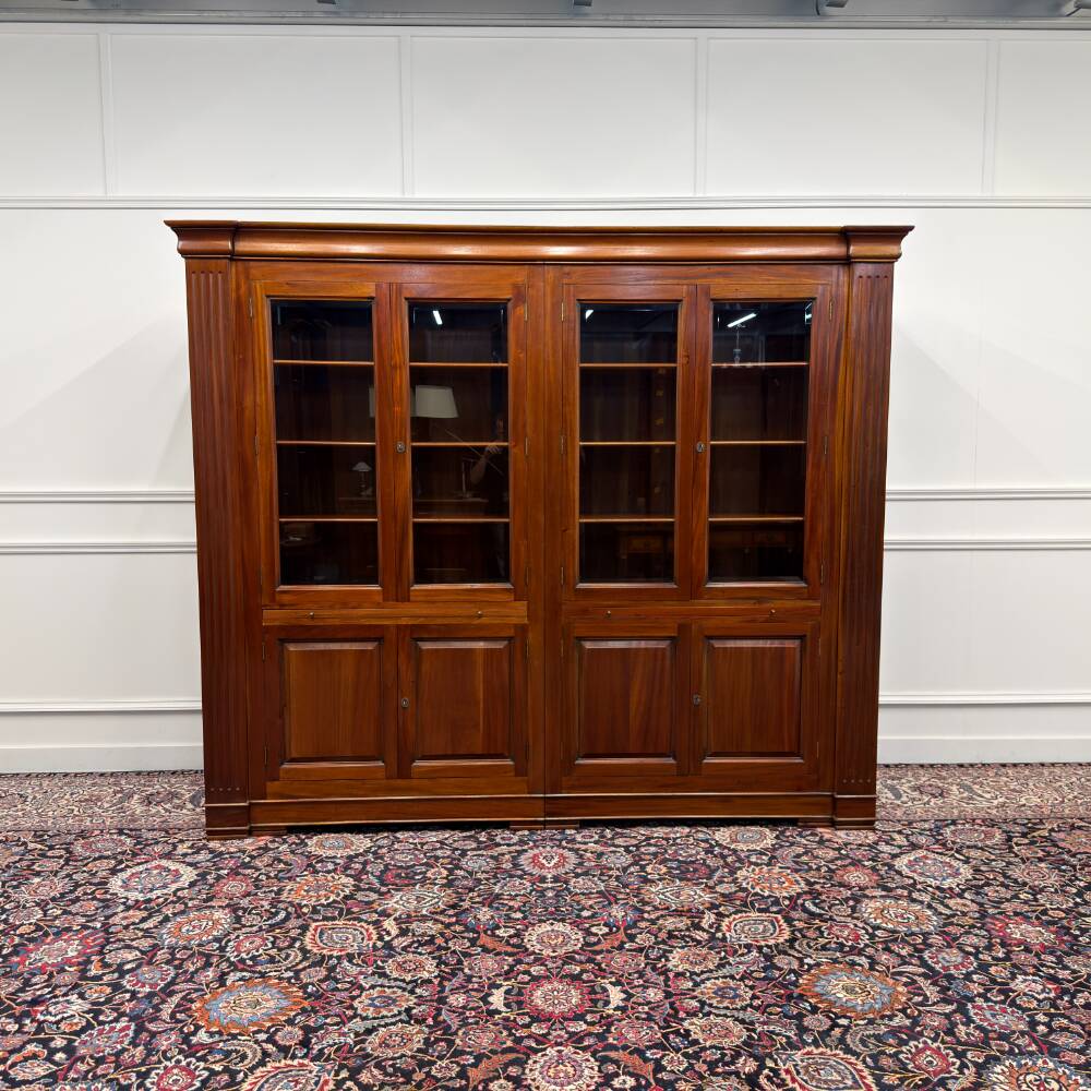 Bibliothèque anglaise classique avec colonnes