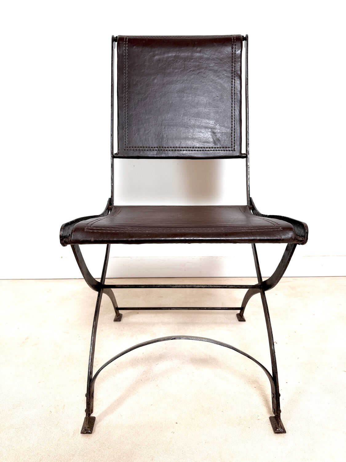 Ensemble de 2 chaises pliantes anciennes en fer forgé et cuir