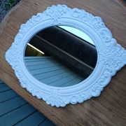 Miroir ovale avec cadre blanc 