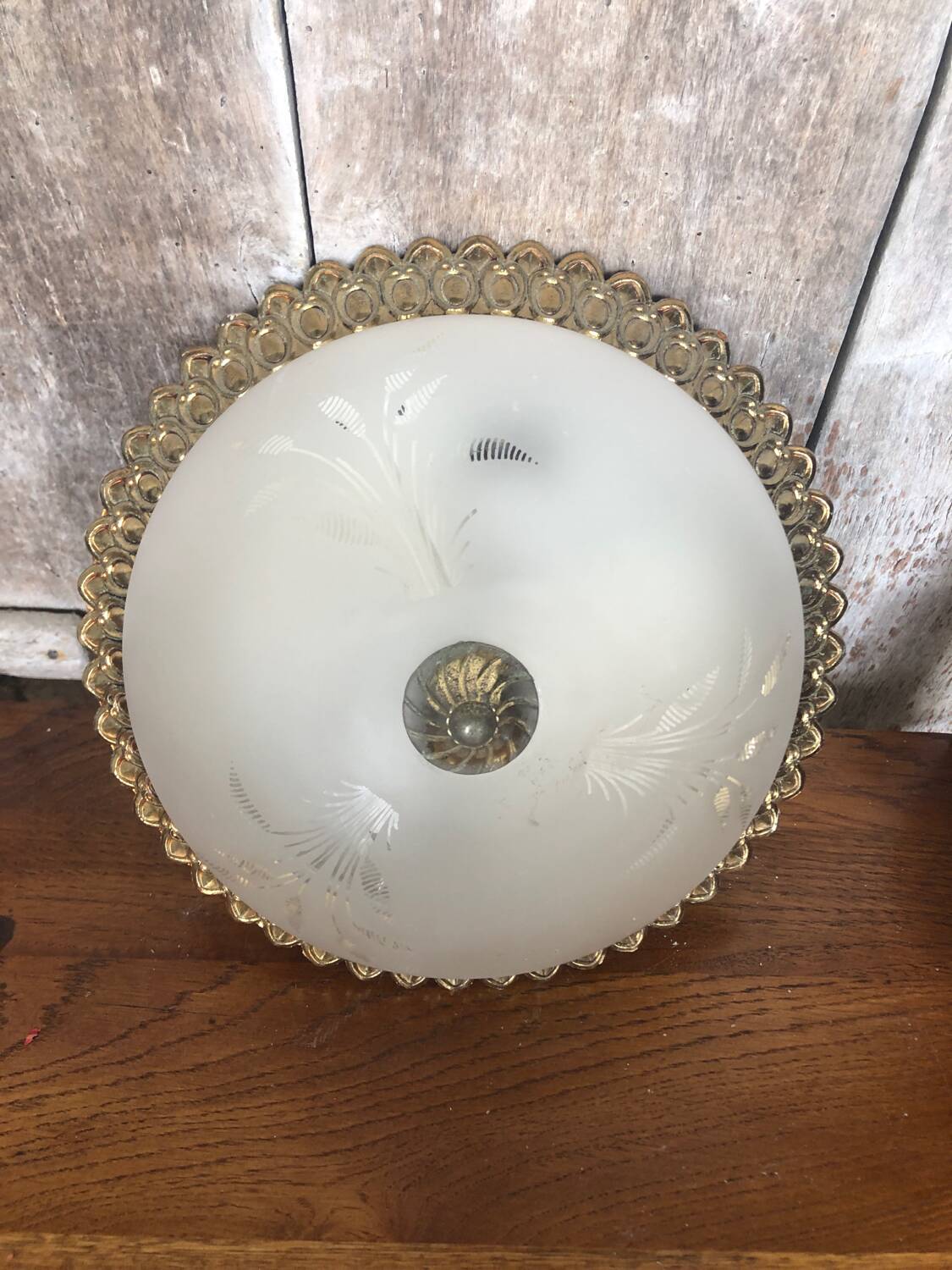 Old engraved glass ceiling light + vintage gold metal contour