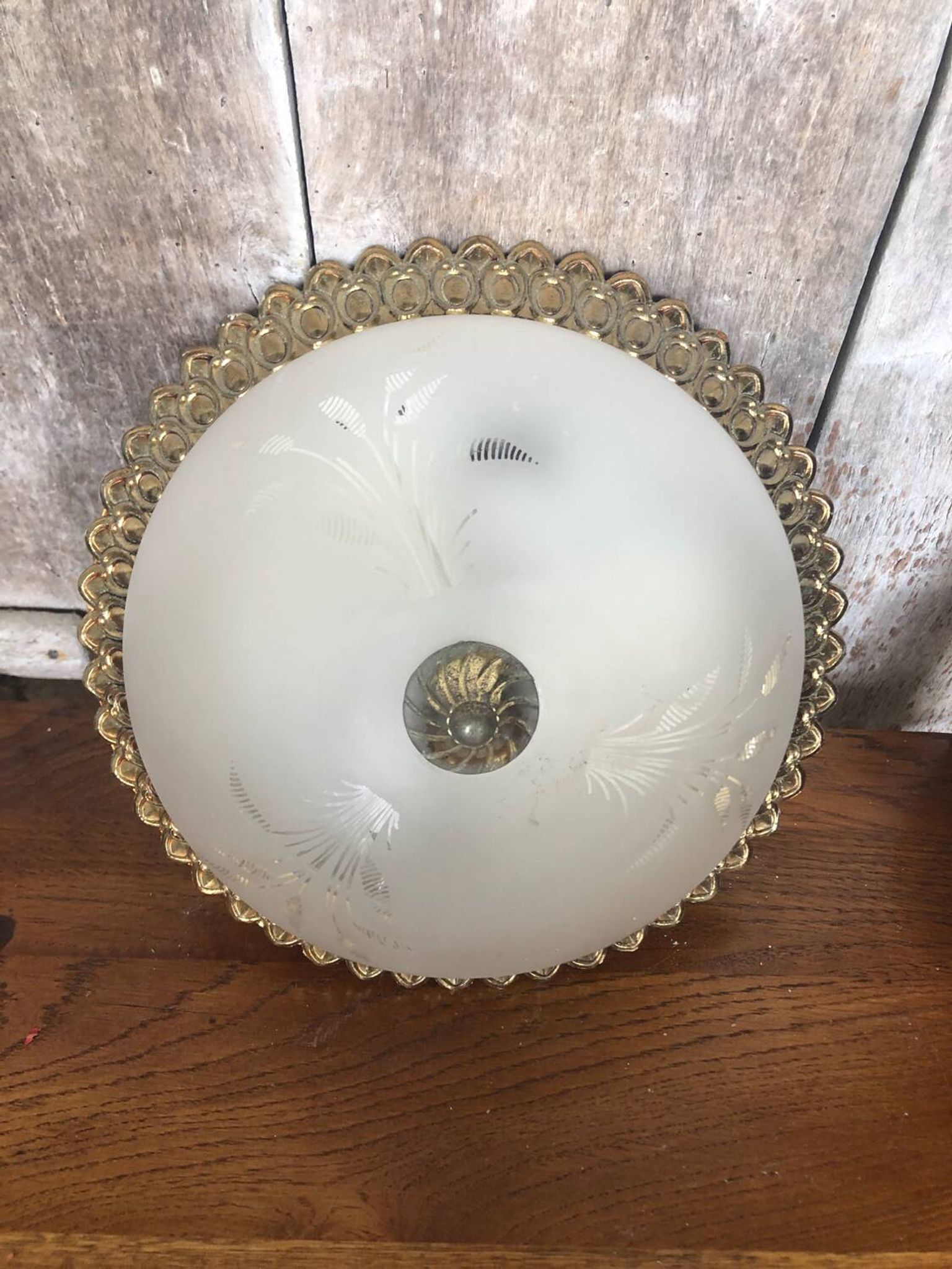Old engraved glass ceiling light + vintage gold metal contour
