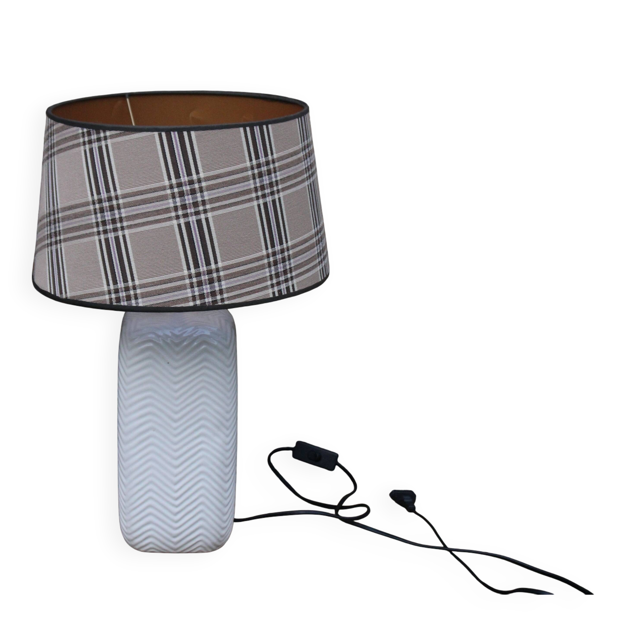 Lampe en céramique blanche à abat-jour tartan – style cosy et intemporel