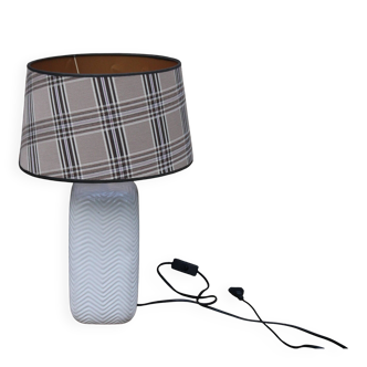 Lampe en céramique blanche à abat-jour tartan – style cosy et intemporel
