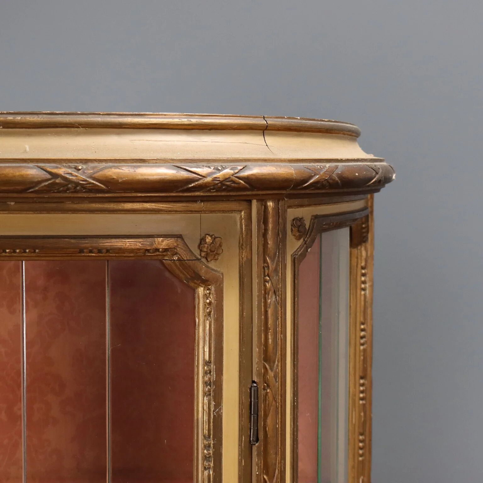 Vitrine ancienne de style néoclassique en bois sculpté, XIXe siècle