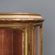 Vitrine ancienne de style néoclassique en bois sculpté, XIXe siècle