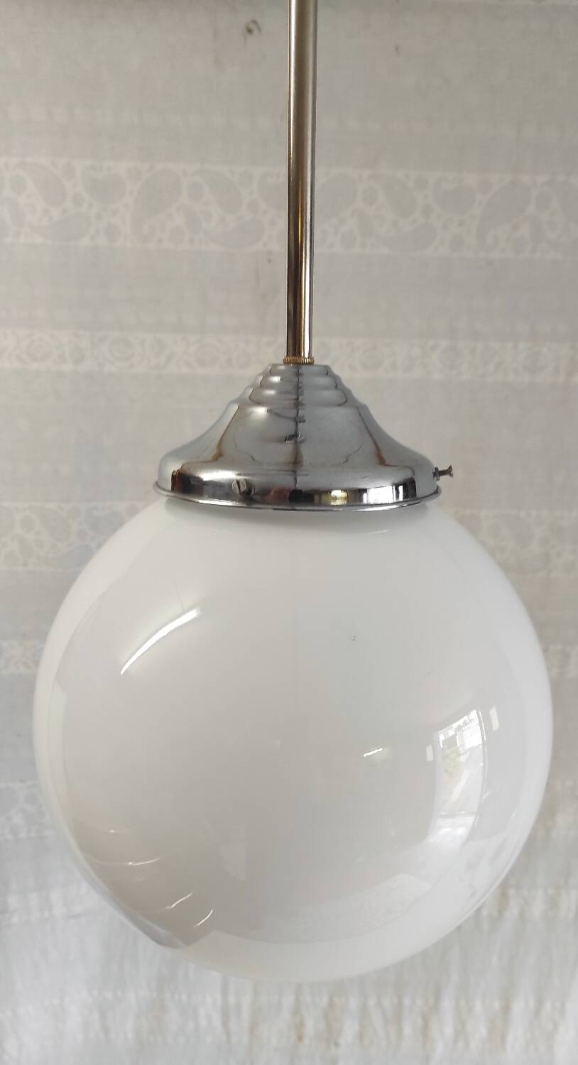 Suspension Bauhaus globe opaline et métal chromé - années 50/60