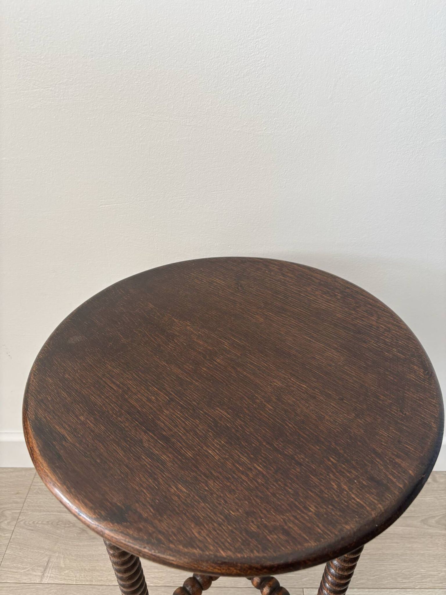 Petit guéridon vintage en bois tourné, table d’appoint ronde en bois