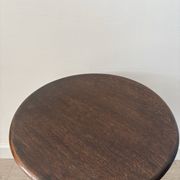 Petit guéridon vintage en bois tourné, table d’appoint ronde en bois