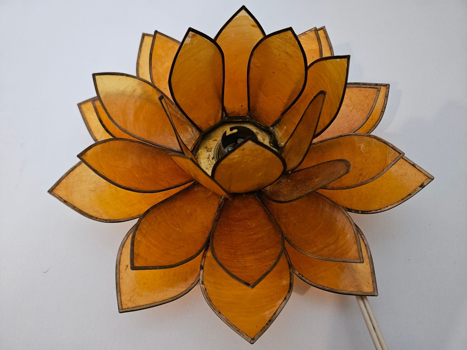 Table lamp in mother-of-pearl and brass