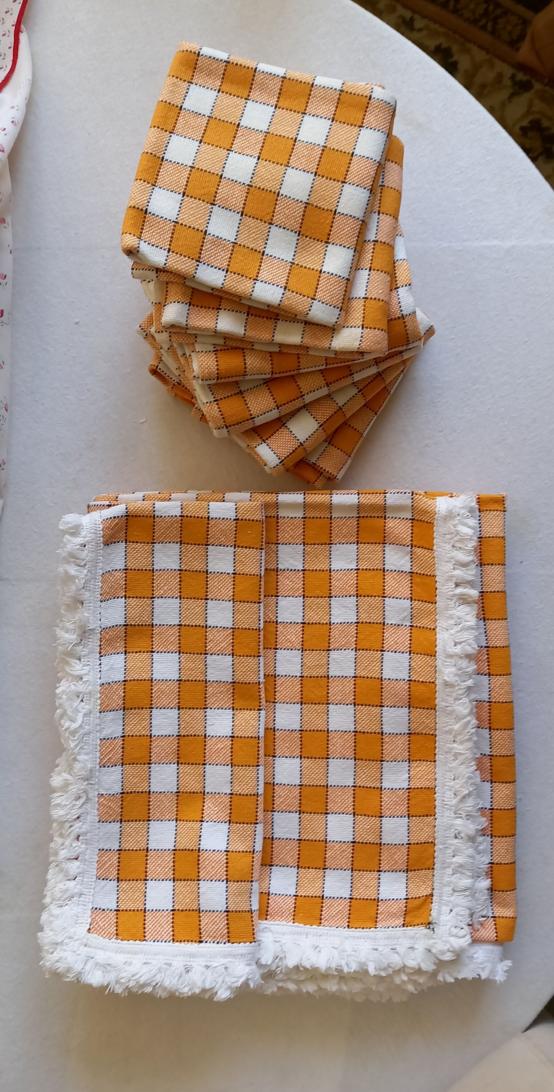 New vintage tablecloth and six napkins