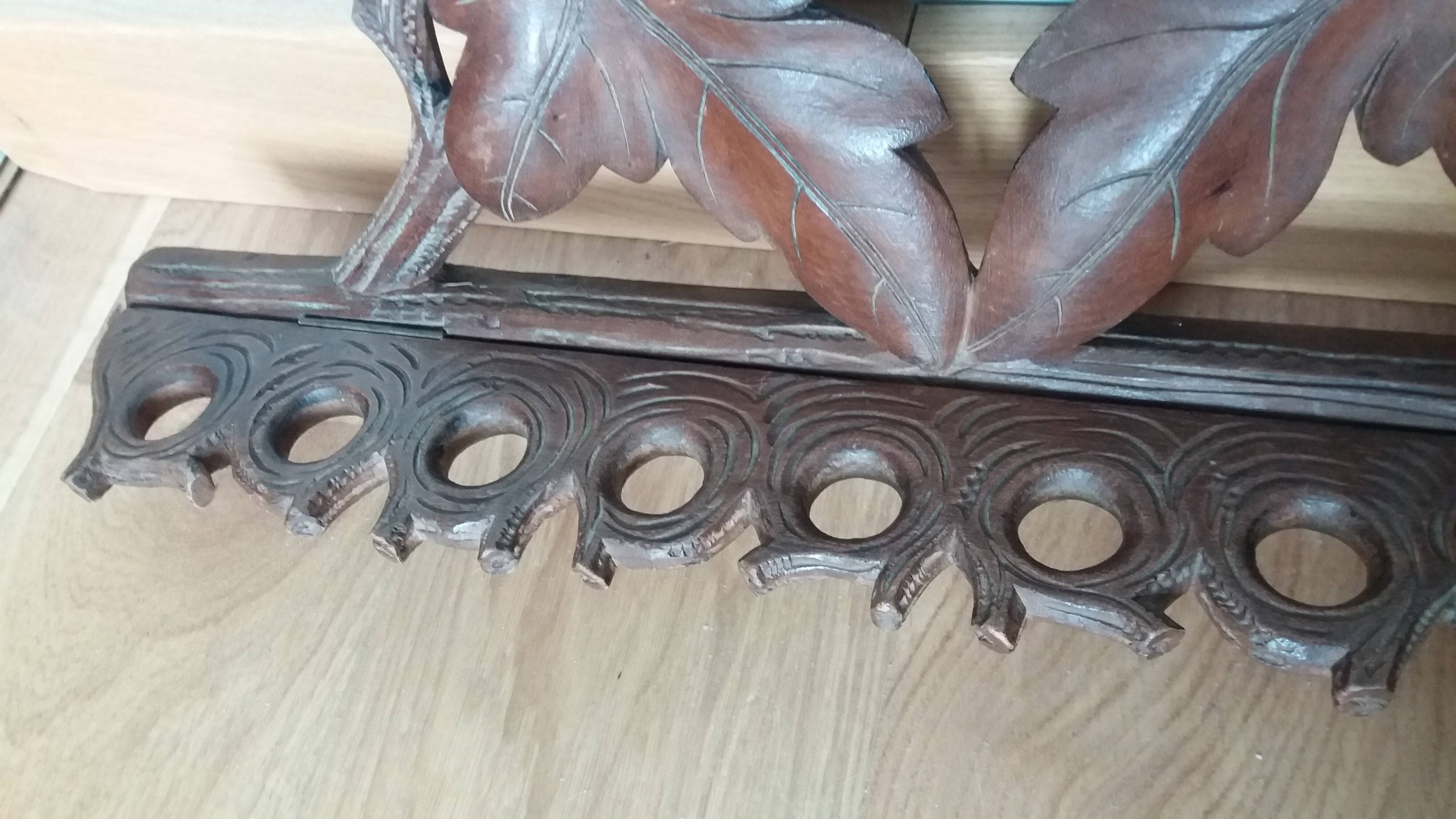 Porte pipes en bois sculpté