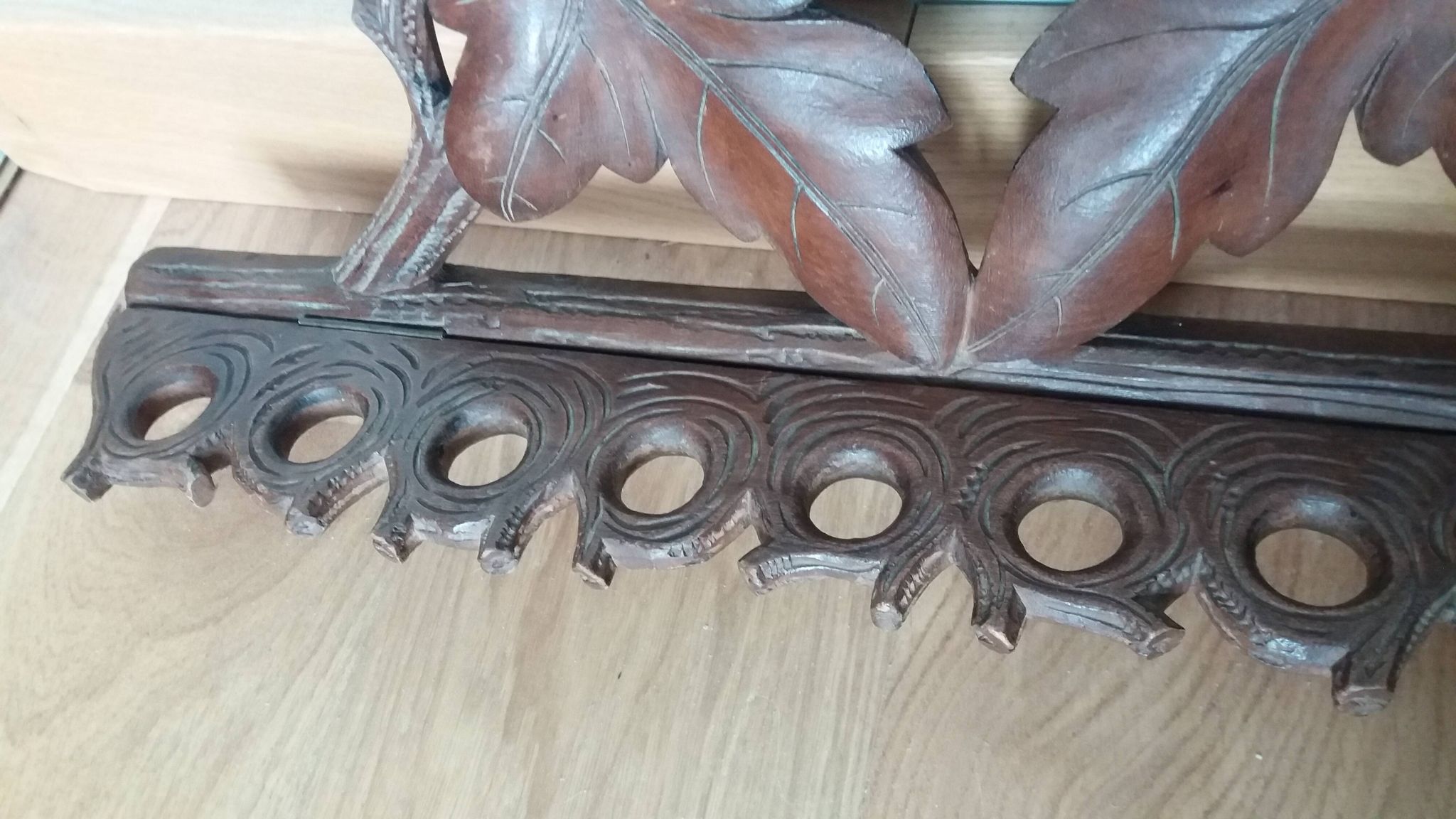 Porte pipes en bois sculpté