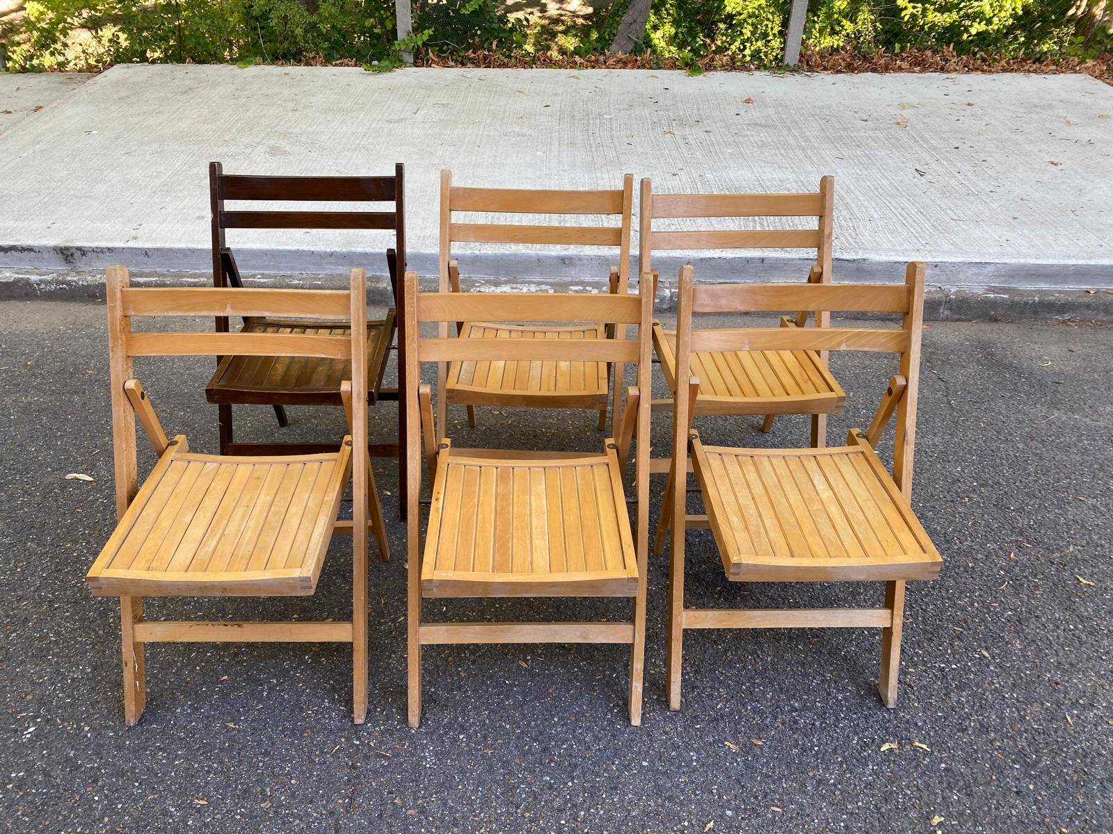 Set of 6 vintage folding chairs in solid wood, bistro/Scandinavian style.