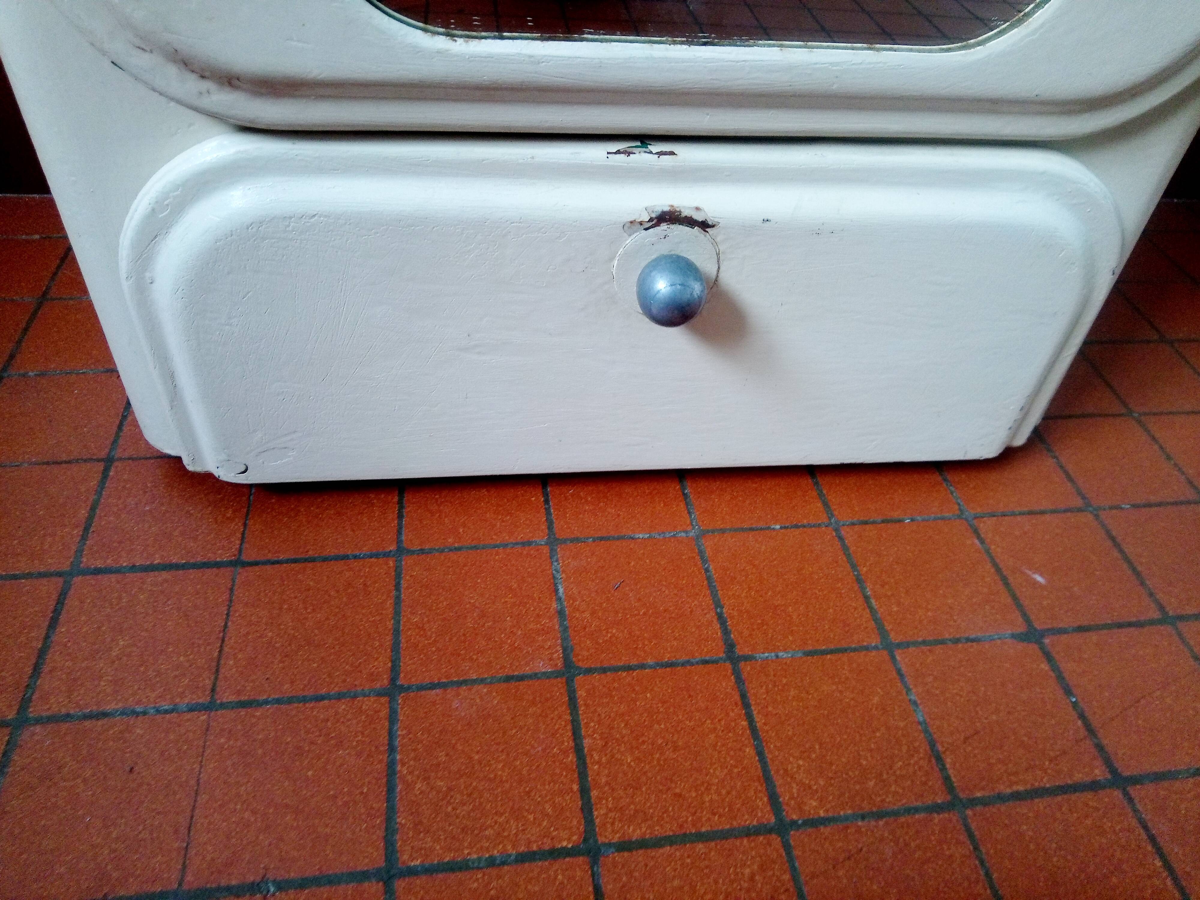 Medicine cabinet of the 40s in sheet metal