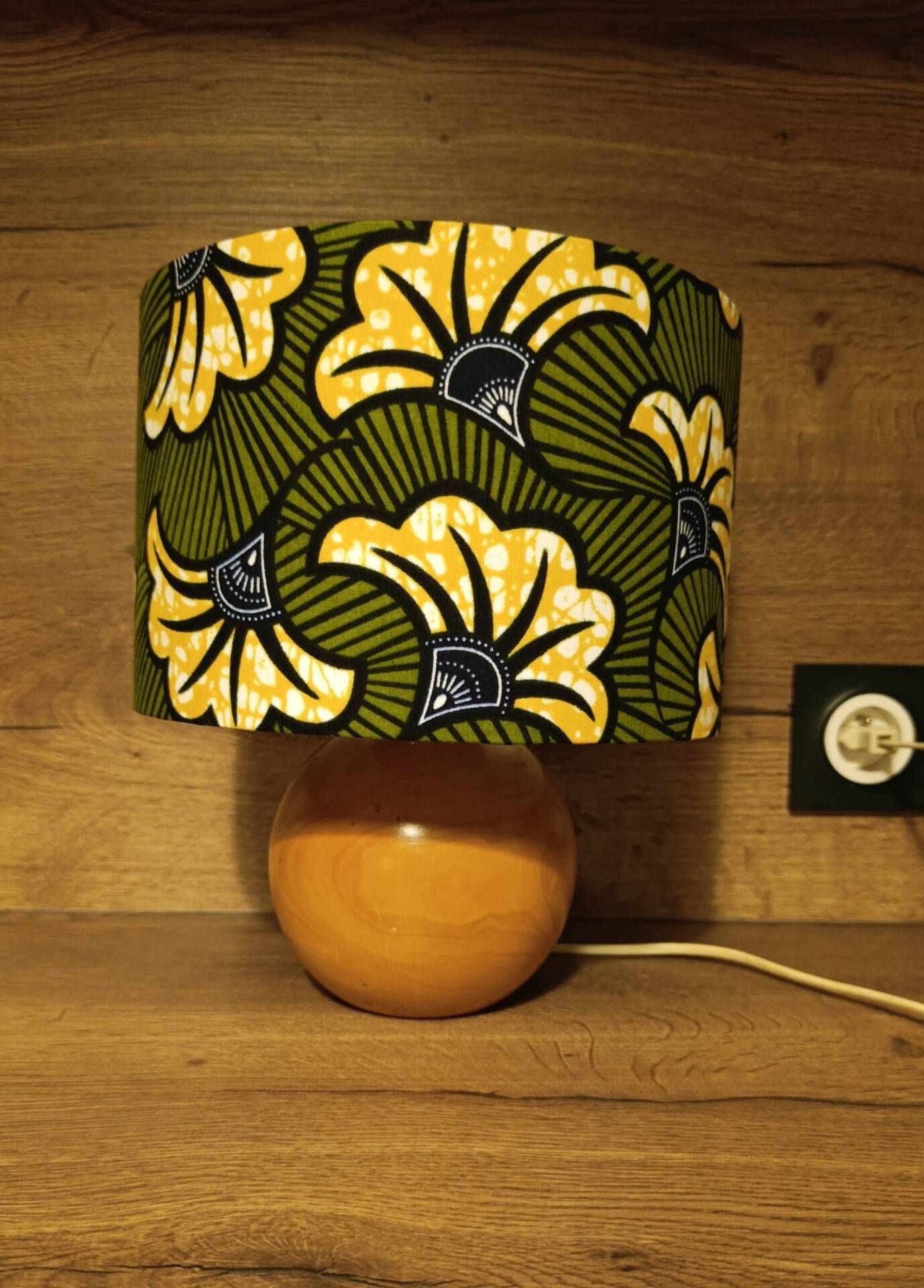 Solid wood ball lamp, lampshade with stylised wax flowers in khaki/yellow.