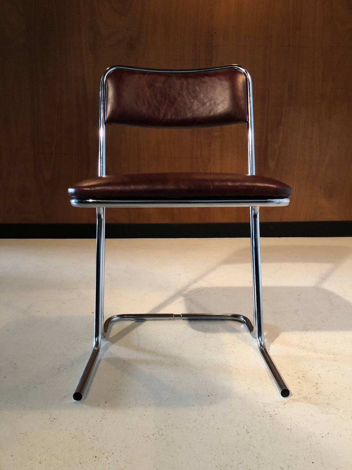 Chaise vintage vers 1970 - cuir et chrome
